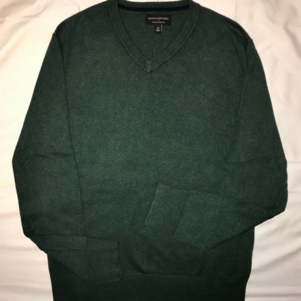 Banana Republic Men's Premium Luxe Yarn V-Neck Pine Green Sweater (Medium)